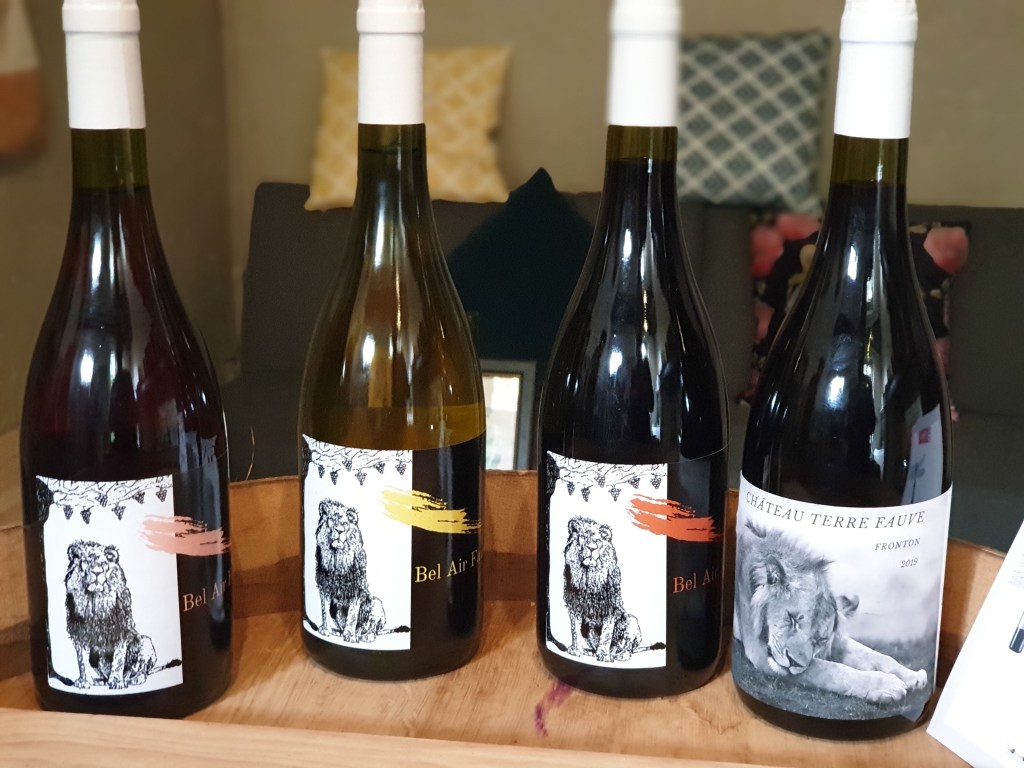 La Negrette 1944, une des plus vieille parcelle de l'appellation. Vendangée à une bonne maturité. Une jolie couleur, une bonne extraction. Au nez la lavande avec cassis et violette. L'étiquette c'est un lion, symbole roman important, à savoir que le vignoble ici a été implanté par les Romains ;)