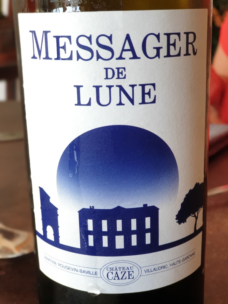 Viognier 100%, vigne plante2e en 2014. Vendanges de nuit pour être plus proches de la nature...C'est une parcelle qui a commencé a produire en 2018, parcelle récoltée à la main. Notes de fleurs blanches, lychee. Vin très rond avec quelques notes de cardamome.