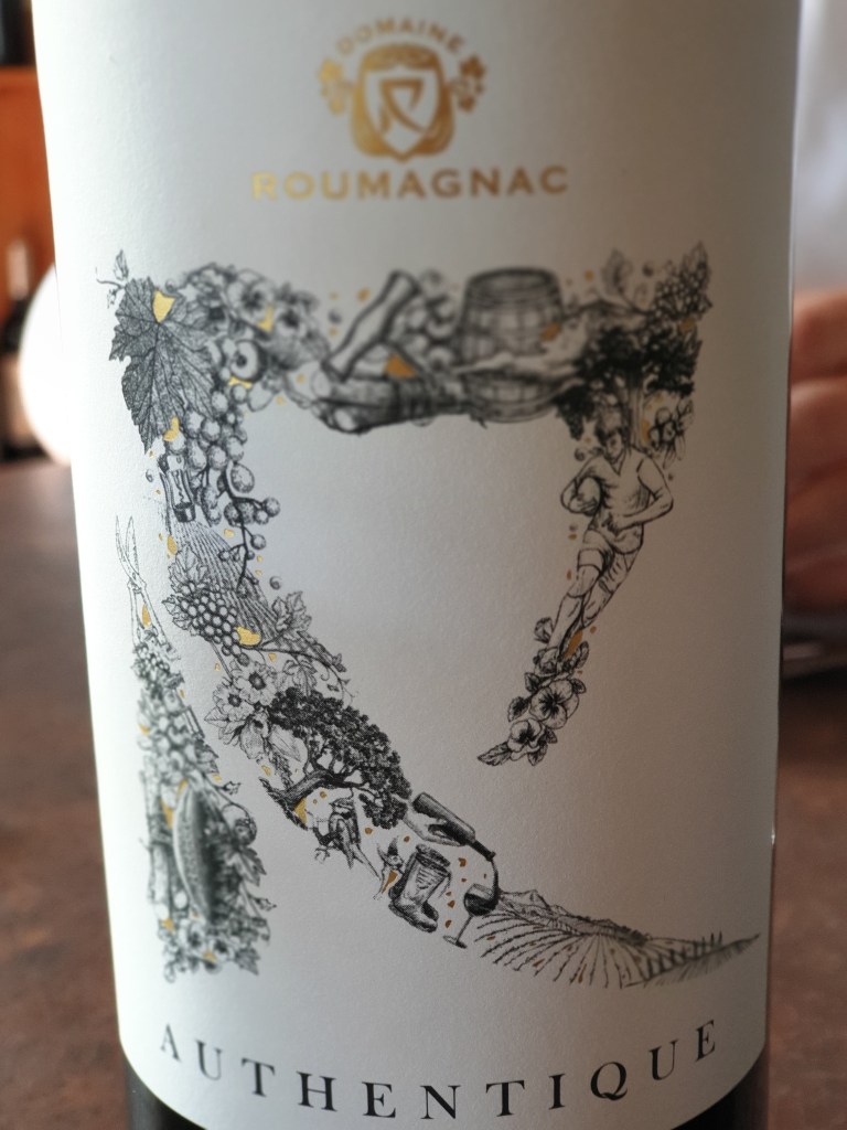 La cuvée authentique porte dans son étiquette toutes les valeurs du domaine, le coté terroir, la fête, une chêne classé de trois siècles et demie, les notes aromatiques de la negrette ( cassis, groseille, reglisse) et le cliché sur le rugby... toute une histoire a découvrir