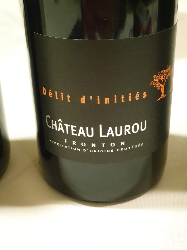 100% Negrette, le cépage identitaire, le cépage frontonnais par excellence. Au nez des arômes de fleurs, en bouche des fruits noirs et rouges et un final reglissé, une caractéristique de la negrette